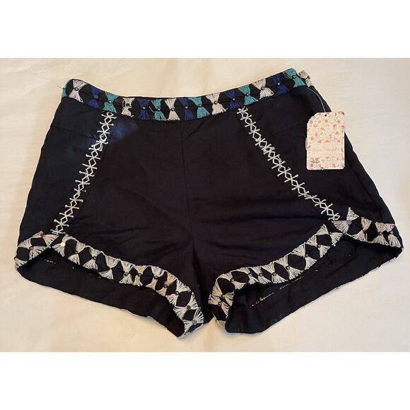 Free People F028P922 Black Petal Embellished Linen Shorts Size 2R MSRP $128 - Picture 5 of 9